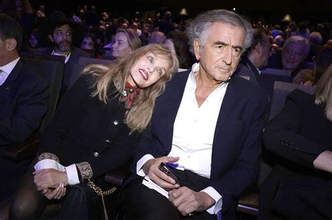 femme bernard henri levy|Arielle Dombasle au premier rang pour soutenir。